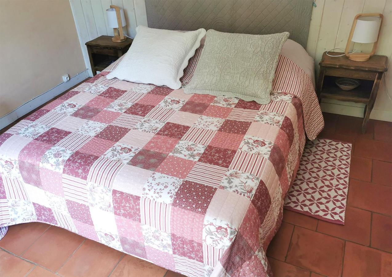 Les Jardins De Camelot Bed & Breakfast Villegouge Exterior foto