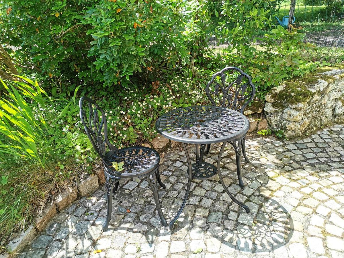 Les Jardins De Camelot Bed & Breakfast Villegouge Exterior foto