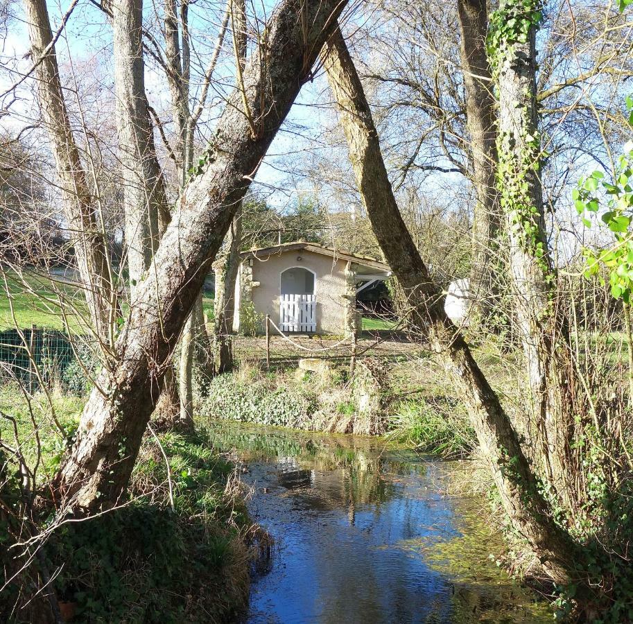 Les Jardins De Camelot Bed & Breakfast Villegouge Exterior foto