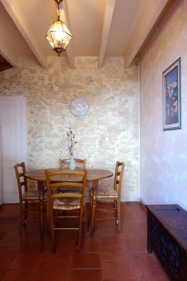 Les Jardins De Camelot Bed & Breakfast Villegouge Exterior foto