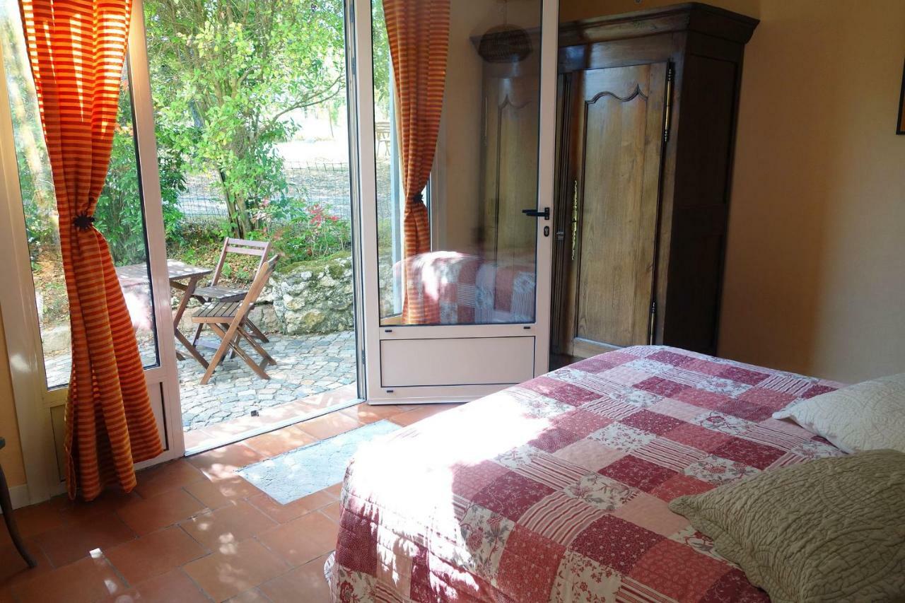 Les Jardins De Camelot Bed & Breakfast Villegouge Exterior foto